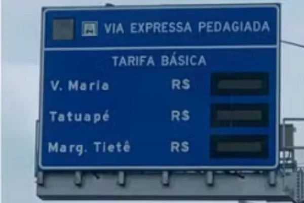 Imagem colorida de placa com futuras cobranças de pedágio Free Flow na Dutra - Metrópoles