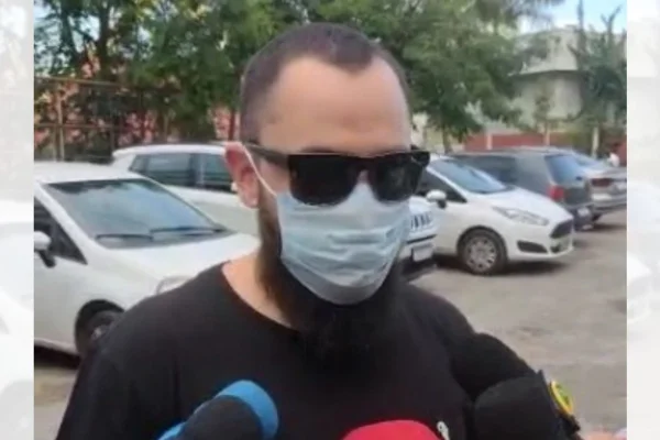 Cantor Mateus, da dupla com Jorge, sai do velório de Marília Mendonça