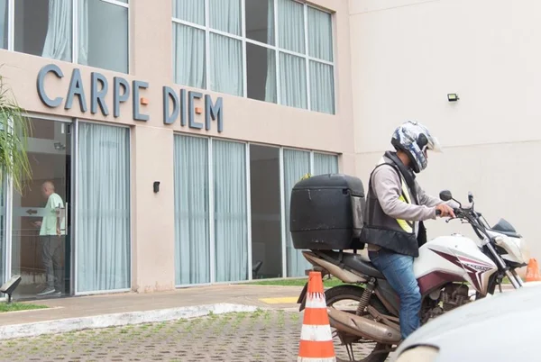Após confusão entre motoboy e PM, prédio veta entregadores