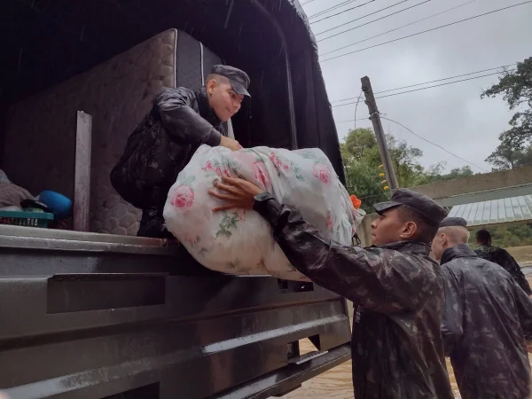 Imagem colorida das Forças Armadas às regiões afetadas pelas enchentes no RS - Metrópoles