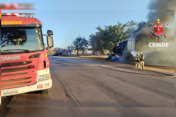 Incêndio destrói carretas carregadas de algodão na DF-130 - destaque galeria