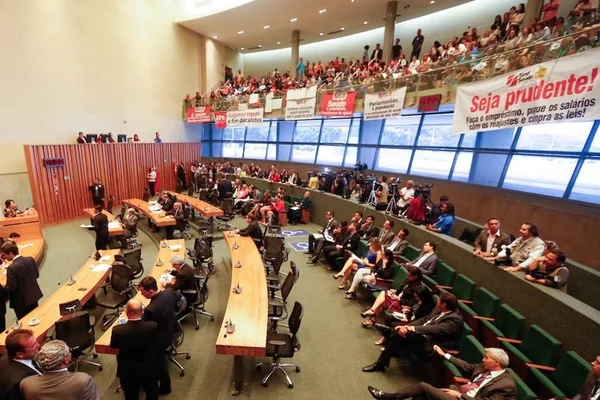 Aberta a temporada de “agradinhos” aos distritais
