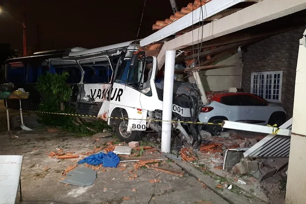 Trem atinge micro-ônibus em Curitiba e mulher morre na hora
