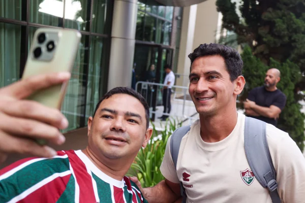 Jogadores do Fluminense atendem torcedores do Fluminense na entrada do hotel Grand Mercure - Metrópoles