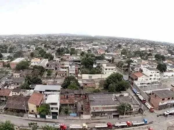 Imagem colorida de comuidade em São Gonçalo vista de cima - Metrópoles