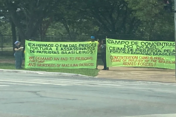Foto de faixas bolsonaristas na rua
