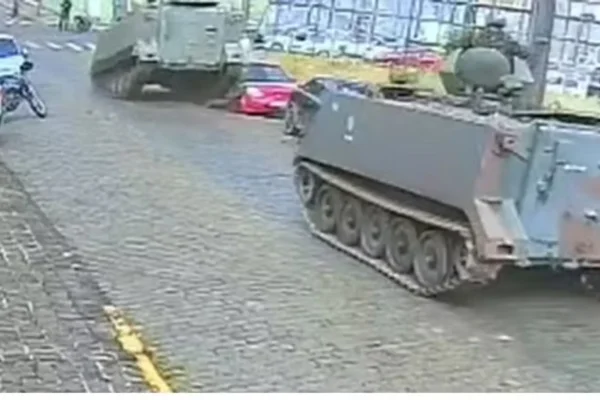 Imagem colorida, Video: tanque do Exército colide com carros após tragefar na contramão - Metrópoles