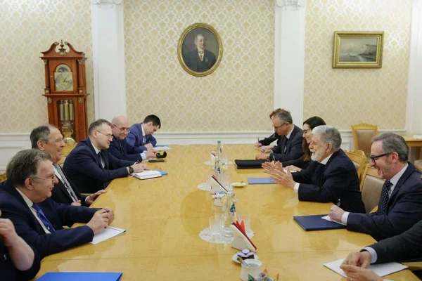 Imagem colorida mostra Celso Amorim e o chanceler da Rússia - Metrópoles