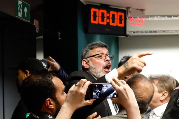 Provocado, Frota dispara contra Zambelli: “Estou muito bem casado”