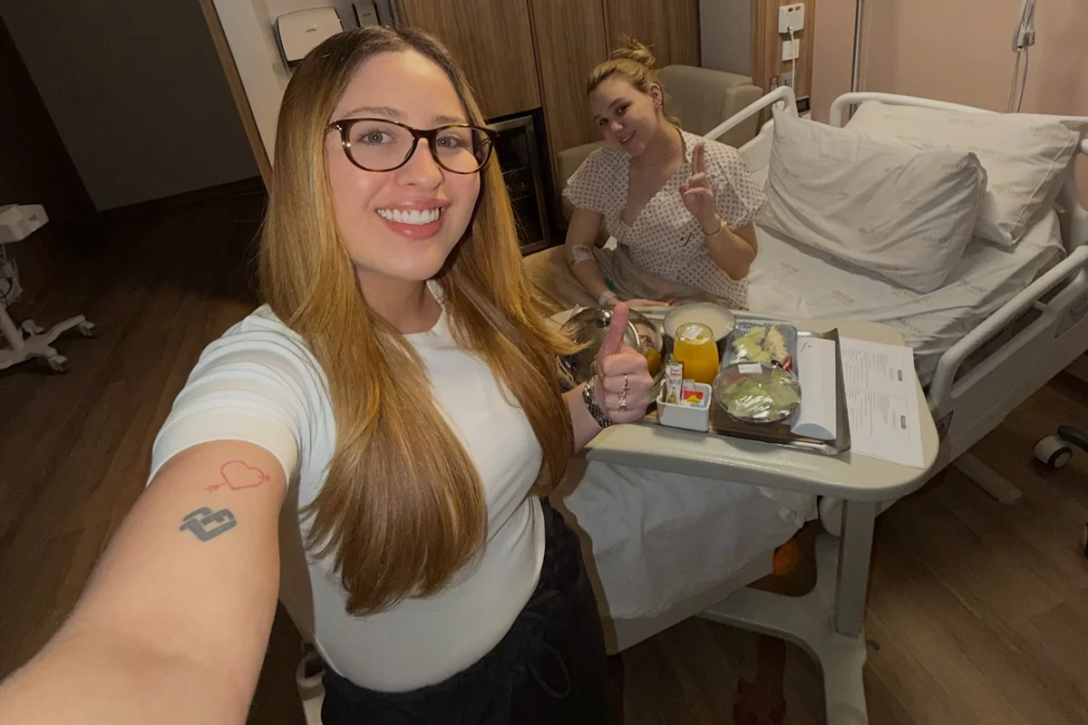 Mari Fernandez e Julia Ribeiro posam na maternidade Mari Fernandez e Julia Ribeiro posam na maternidade