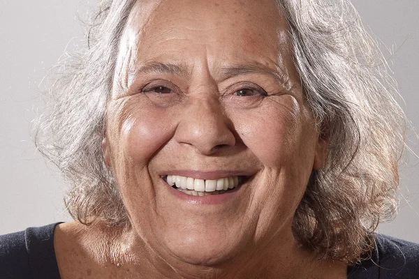 Imagem colorida de Teuda Bara sorrindo - Metrópoles