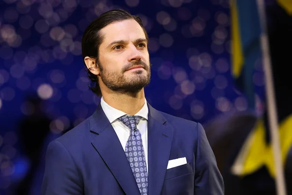 Foto de homem de barba e vestido com terno - Metrópoles
