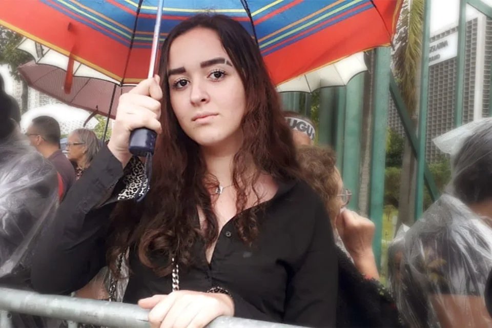 Ana Carolina, 14 anos, chegou às 6h para se despedir do Gugu Ana Carolina, 14 anos, chegou às 6h para se despedir do Gugu