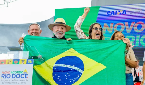 Lula posa com a bandeira do Brasil