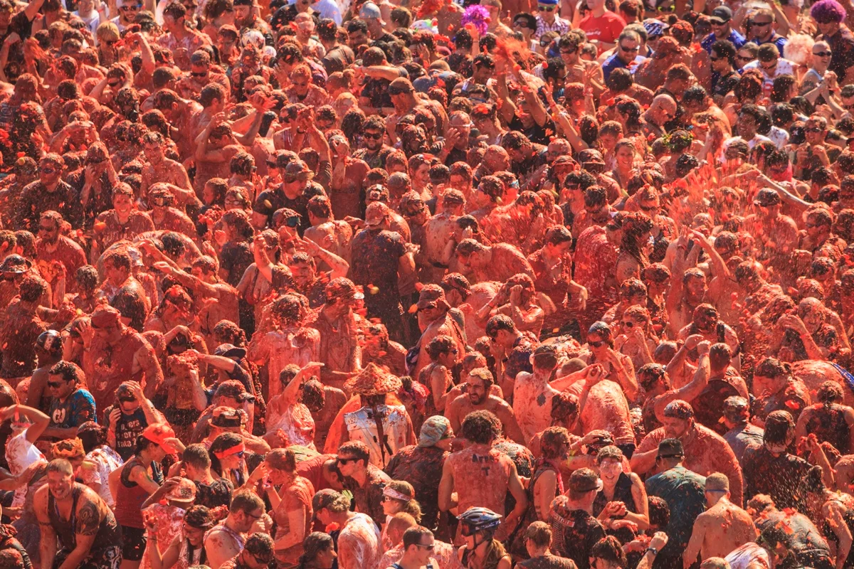 La Tomatina: guerra de tomates espalha 165 toneladas do fruto pelas ruas