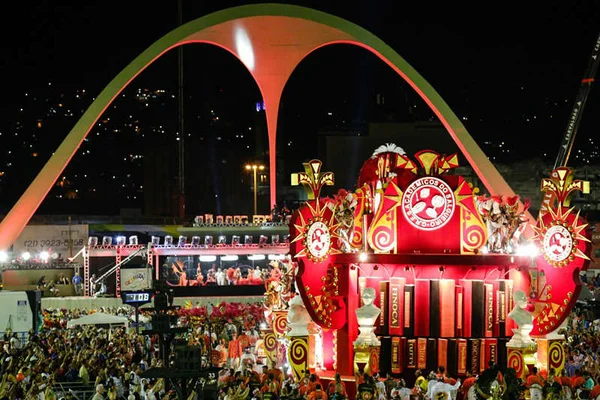 Confira destaques do último dia de desfiles do grupo especial no RJ