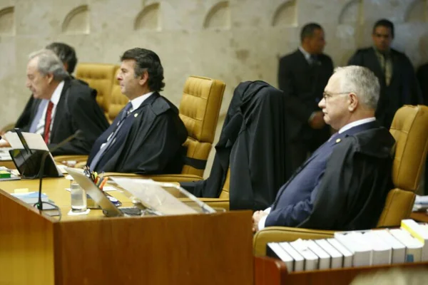 Maioria do STF vota a favor de limitar foro privilegiado