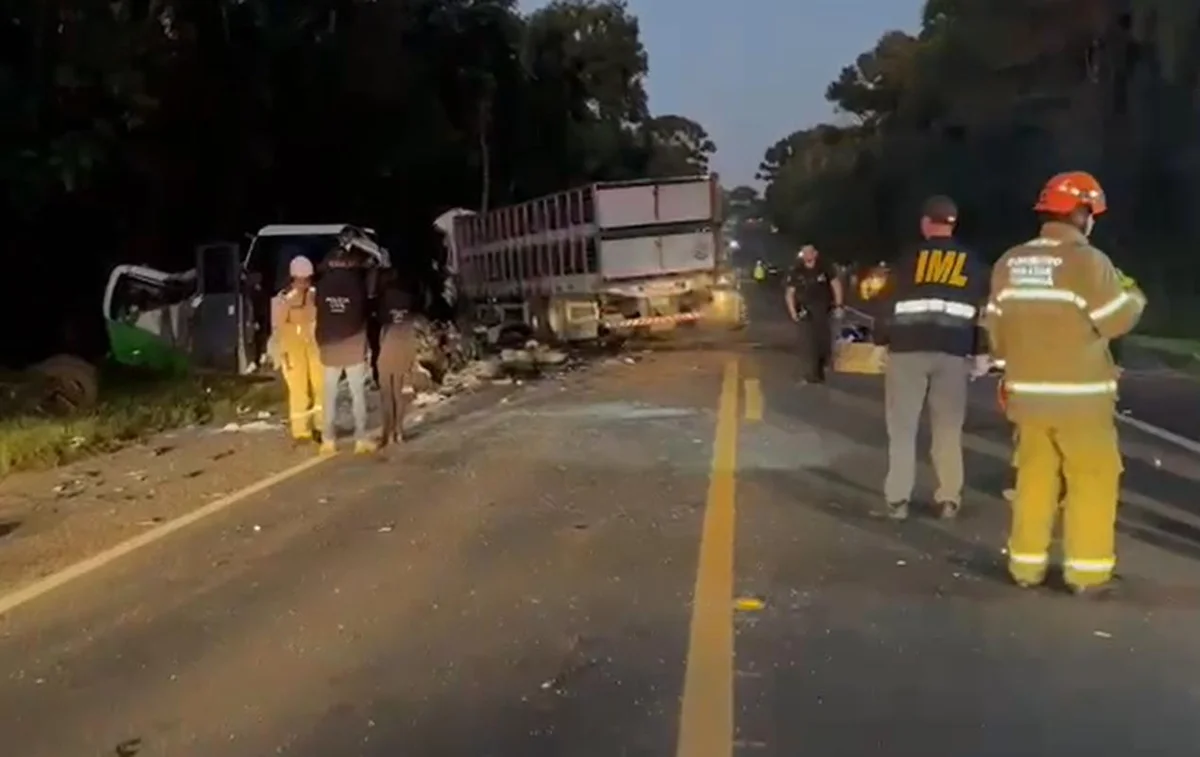 Carreta teria invadido contramão e atingido micro-ônibus; 23 morreram Carreta teria invadido contramão e atingido micro-ônibus; 23 morreram
