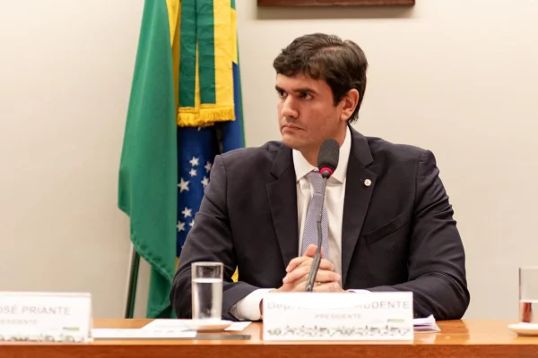Deputado do DF destina emenda de R$ 8 milhões para empresa alvo da PF