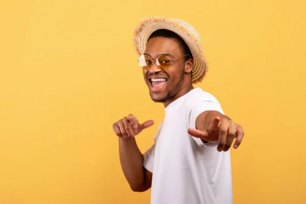 Rituais, homem negro sorridente apontando para a foto