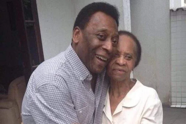 Foto colorida de Pelé com sua mãe - Metrópoles