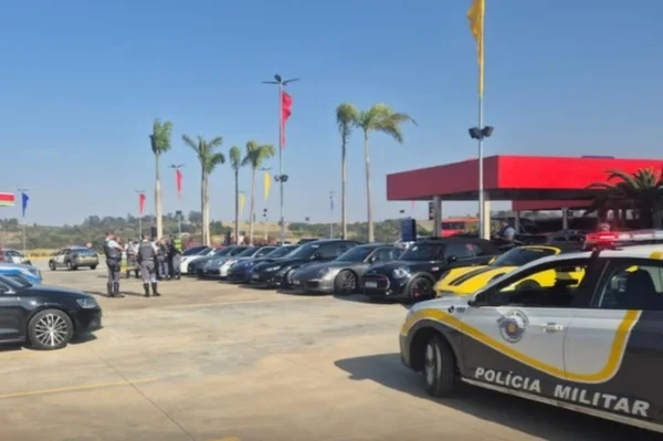 Imagem mostra polícia e carros de luxo - Metrópoles