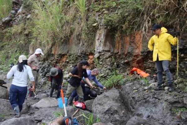 Imagem colorida de pesquisadores escavando fósseis na Costa Rica - Metrópoles