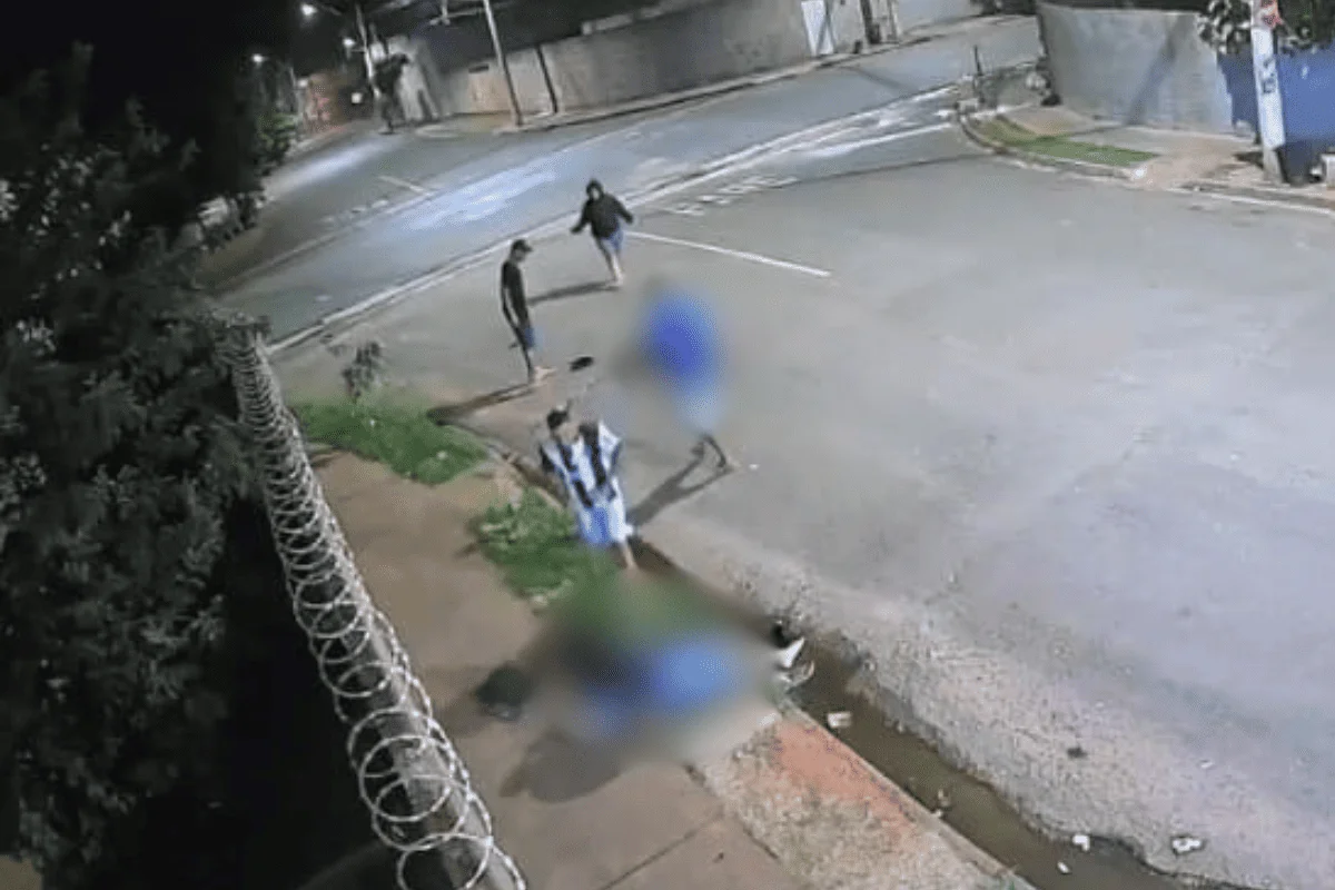 Homens morrem em troca de tiros após briga por pés na parede de comércio