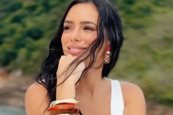 Bruna Biancardi posa sorridente em um vídeo do Instagram - Metrópoles
