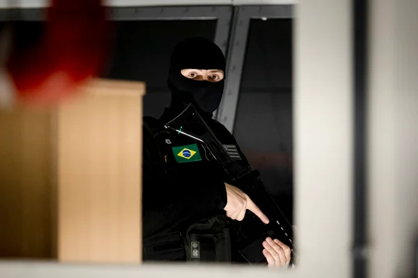 Agente penitenciário faz a segurança de presídio com fuzil - metrópoles