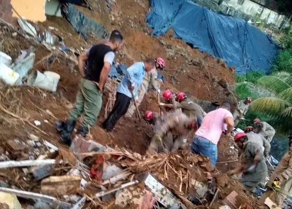 Vítimas de deslizamento de barreira no Recife são enterradas
