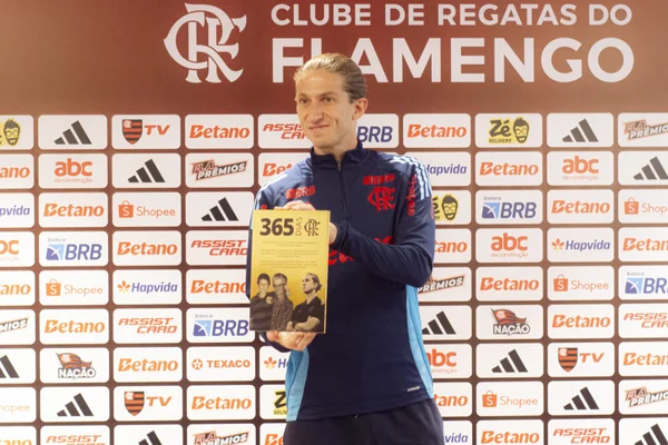 Foto colorida de Filie Luis, em homenagem recebida do Flamengo - Metrópoles