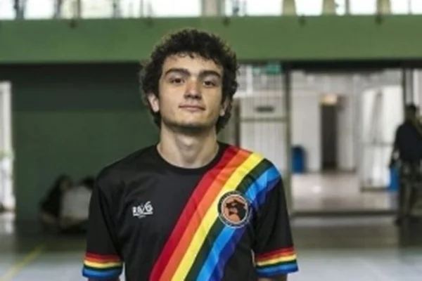 Homem branco com uma blusa preta de time