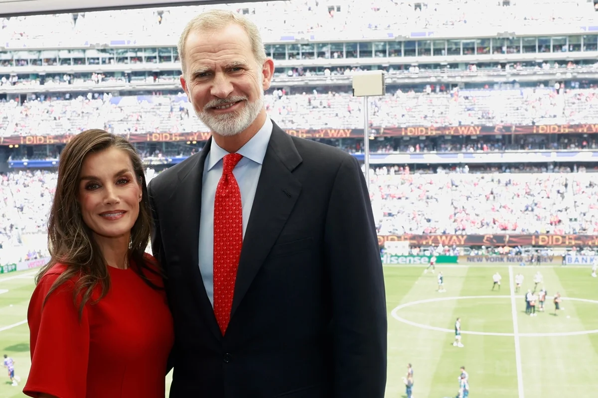 O rei Felipe VI celebrou a conquista da Espanha diretamente do gramado O rei Felipe VI celebrou a conquista da Espanha diretamente do gramado