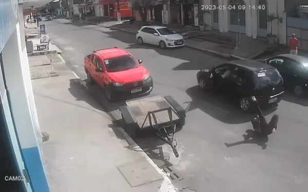 Vídeo: motorista de app é jogado de carro durante assalto em Maceió