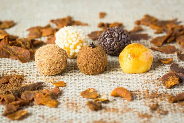 Frutos do Cerrado viram delicados brigadeiros nas mãos de Eliane Régis