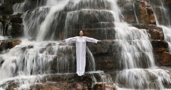 Marina Abramović cita experiência nos arredores de Brasília em livro