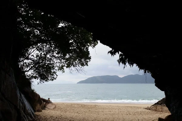 Vista do mar, de dentro de uma caverna