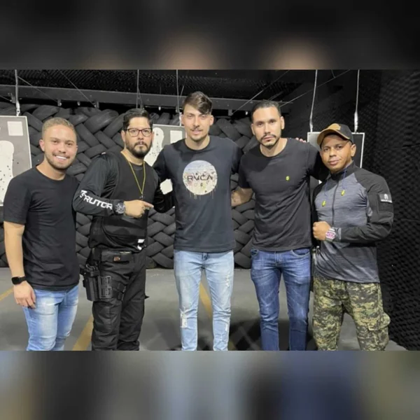 Jair Renan Bolsonaro em curso de tiro