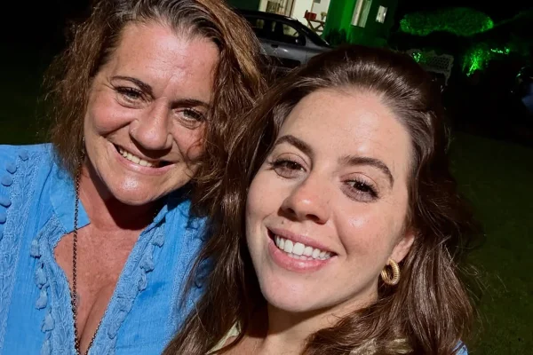 Tati Machado e a mãe, Valeria Gouvêa, posam juntas em festa - Metrópoles