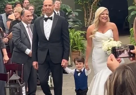 Emocionante! Menino vê mãe entrando de noiva e corre para abraçá-la