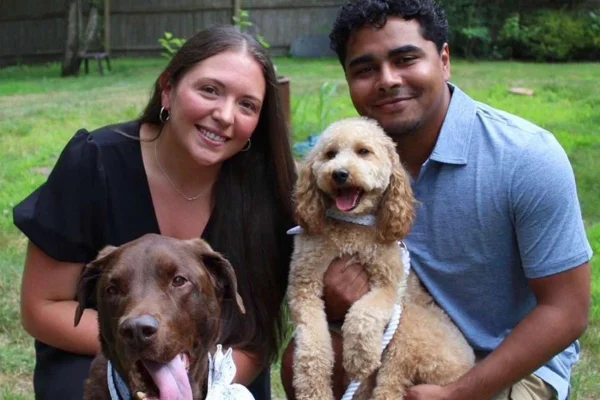 Casal Harley e Matthew com os cães Jeter e Ronnie
