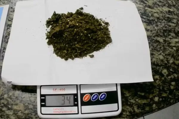 Imagem colorida de balança pesando uma porção de maconha encontrada com mulher que ia visitar detento em presídios - Metrópoles