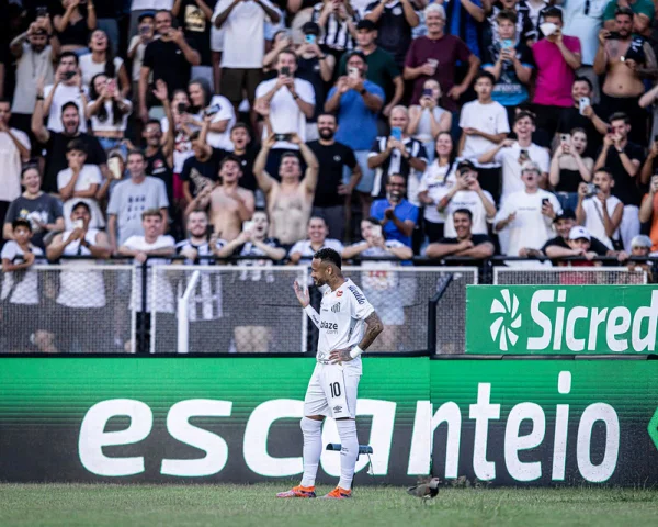Imagem colorida de Neymar, após gol olímpico marcado pelo Santos- Metrópoles