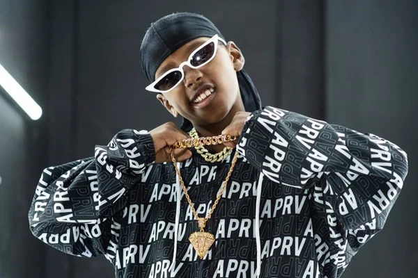 Quem é MC Caverinha? Cantor de 11 anos conquistou Anitta e Neymar