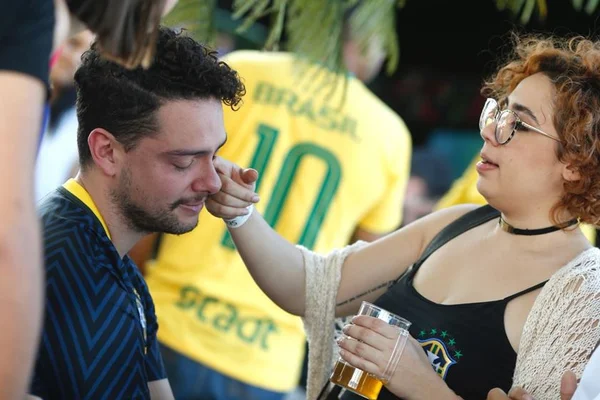 Torcedores choram a eliminação do Brasil nas quartas de final