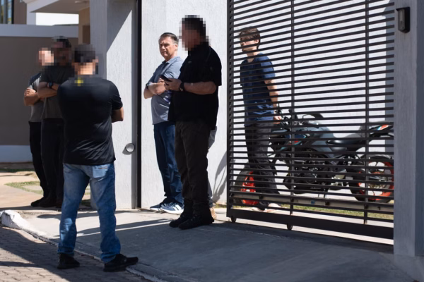 Bolsonaro em seu jardim