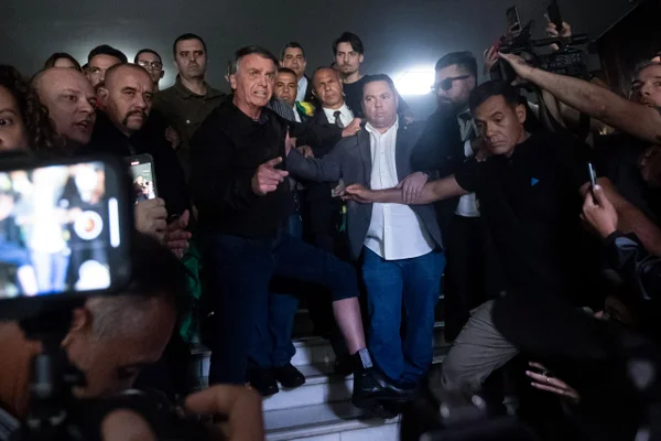 Ex-presidente Jair Bolsonaro mostra a tornozeleira eletrônica para a imprensa na saída do Congresso Nacional Metropoles