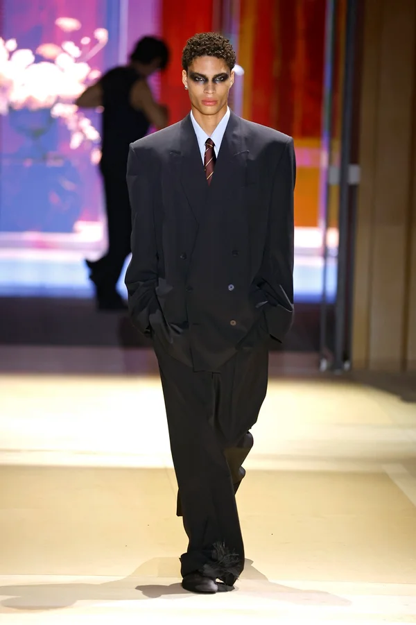 Bruna Marquezine incorpora all black em visual para o desfile da Gucci - destaque galeria Bruna Marquezine incorpora all black em visual para o desfile da Gucci - destaque galeria