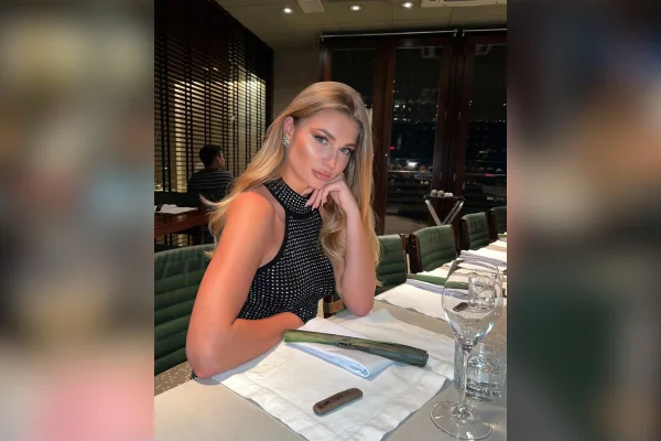 Imagem colorida mostra a modelo russa Maryia Lubimova - Metrópoles